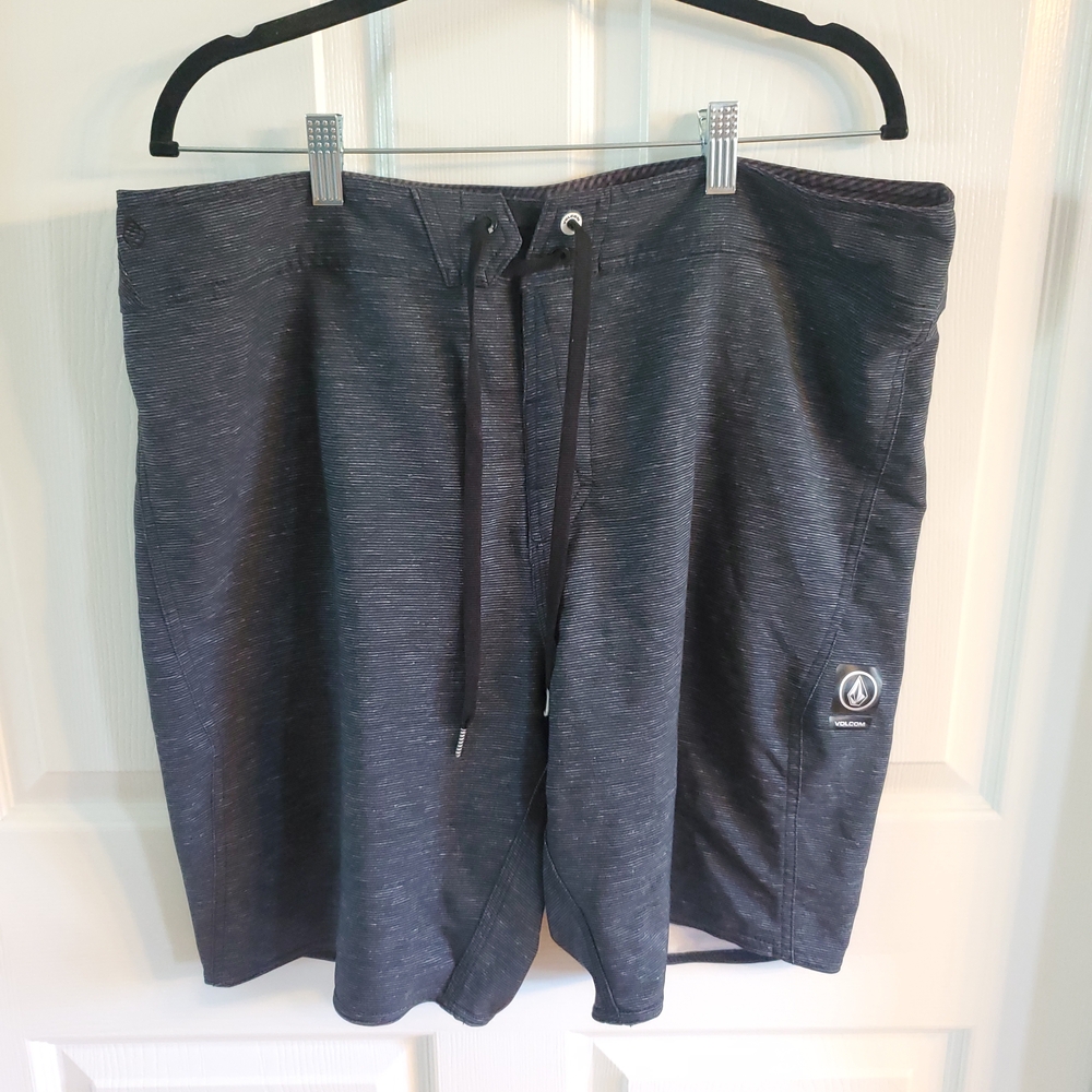 Volcom Men's Gray/Black Swim Shorts. Size 38. #SW